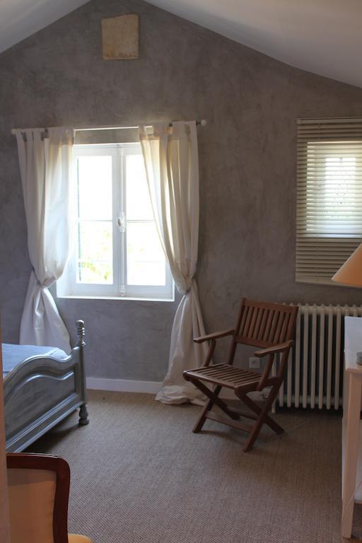 Domaine Des Deux Cedres Bed & Breakfast Gauriac Room photo