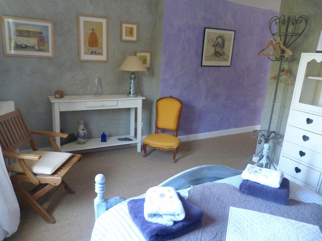 Domaine Des Deux Cedres Bed & Breakfast Gauriac Room photo