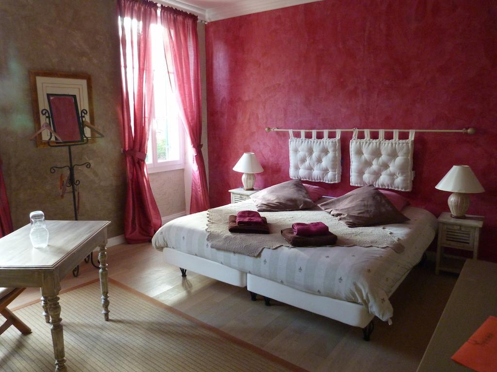 Domaine Des Deux Cedres Bed & Breakfast Gauriac Room photo