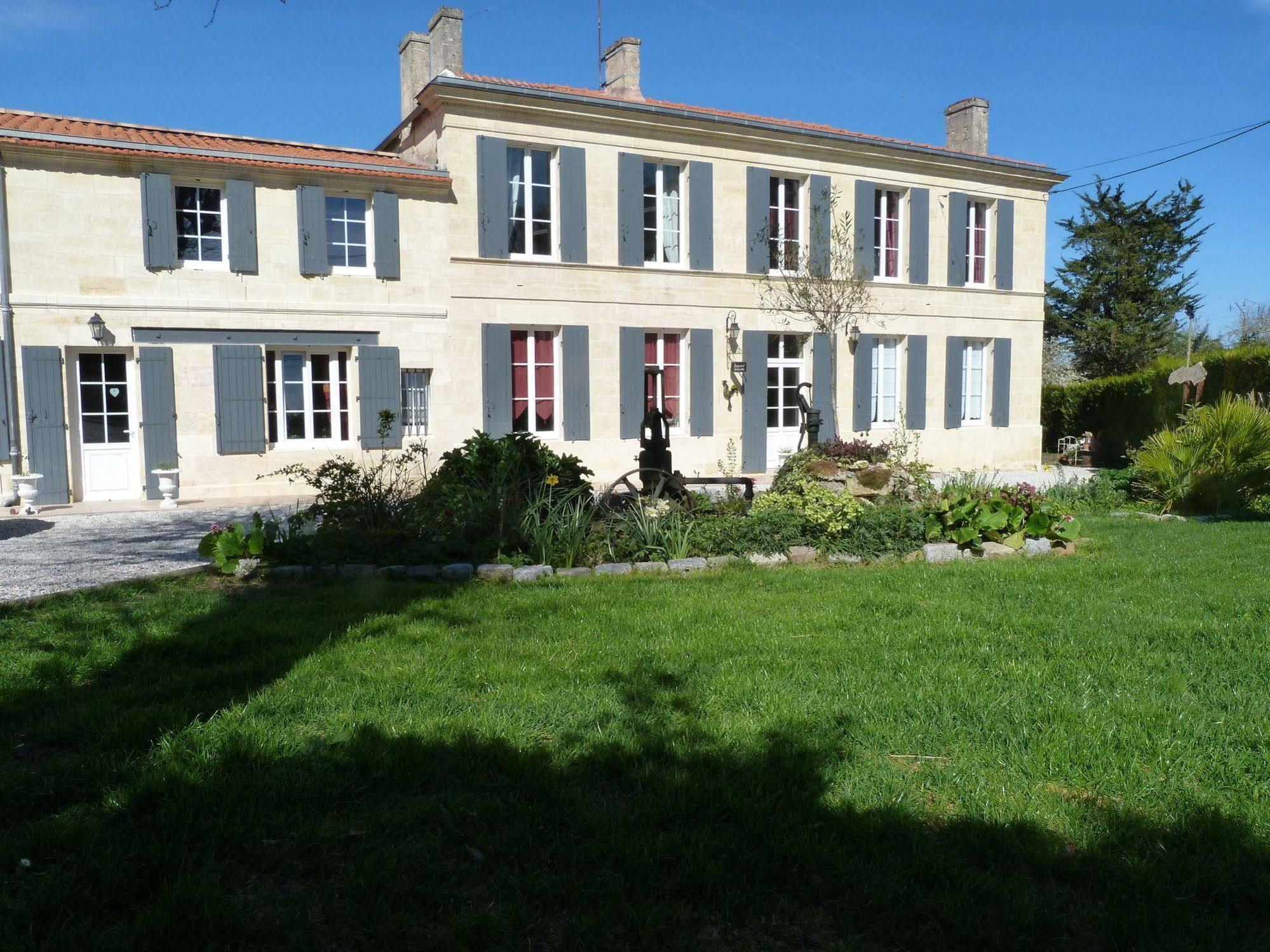 Domaine Des Deux Cedres Bed & Breakfast Gauriac Exterior photo