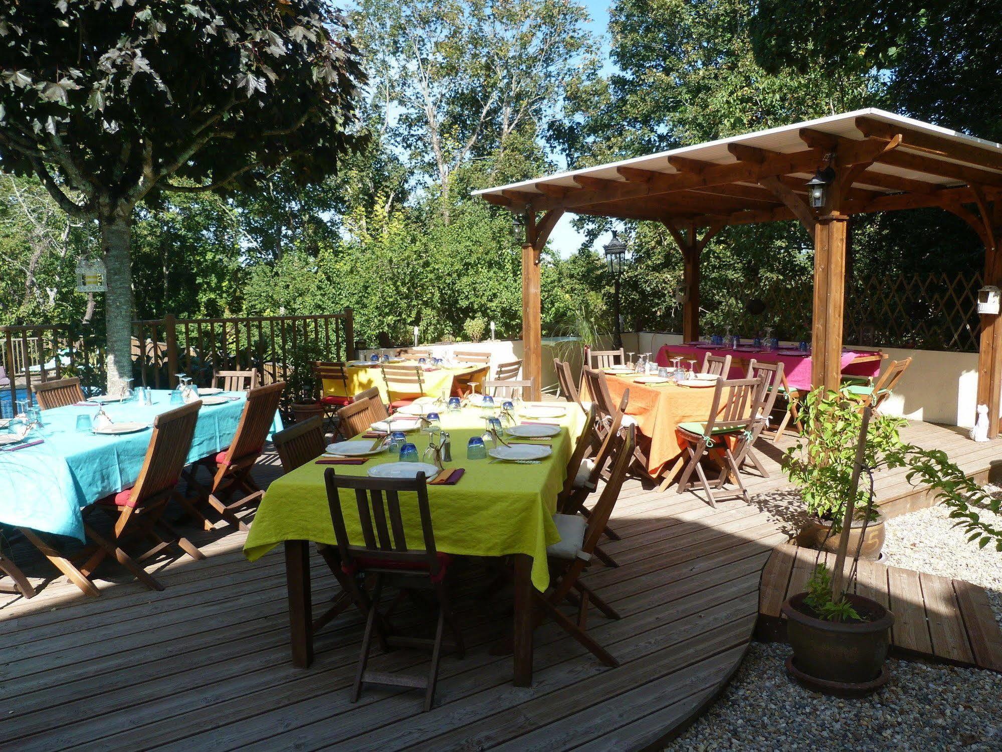 Domaine Des Deux Cedres Bed & Breakfast Gauriac Exterior photo
