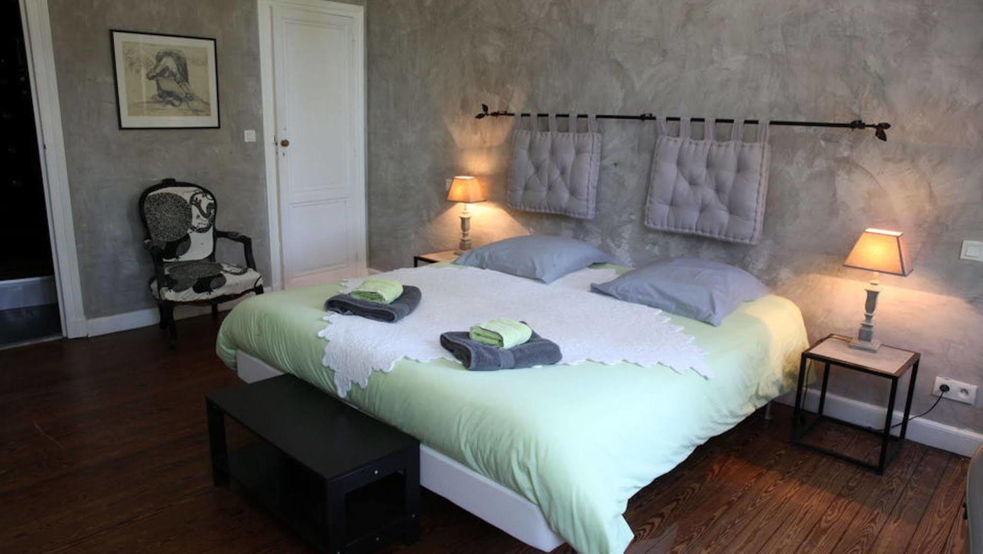 Domaine Des Deux Cedres Bed & Breakfast Gauriac Exterior photo